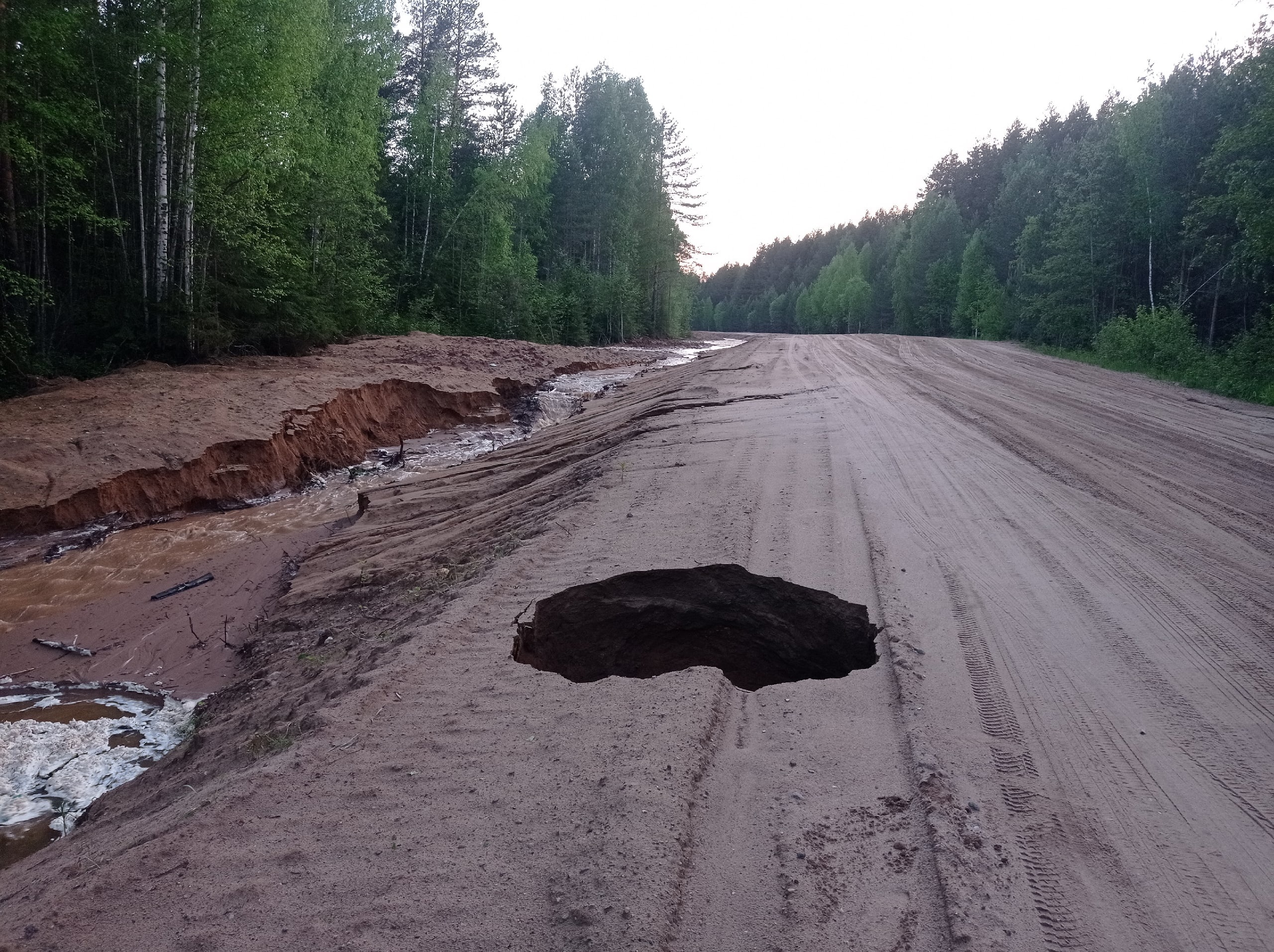 Портал в другое измерение» появился на дороге Кичменгский Городок – Нижний  Енангск